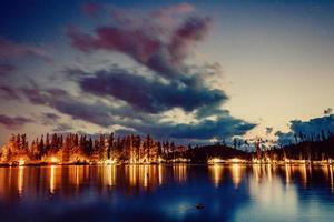 Lago majestoso da montanha em tatra alto do parque nacional. strbske pleso, eslováquia, europa. foto