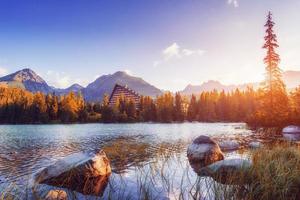 Lago majestoso da montanha em tatra alto do parque nacional. strbske pleso, eslováquia, europa. foto