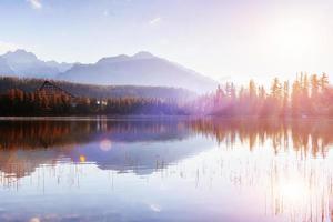 majestoso lago de montanha no parque nacional high tatra. Strbske Pleso, Eslováquia, Europa foto