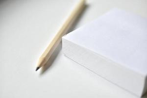 lápis de escritório e caderno em fundo branco foto