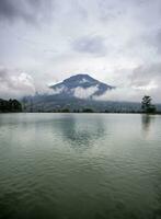 vista para a montanha enevoada em embung kledung wonosobo indonésia foto