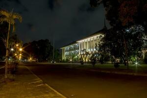 ugm edifício central em yogyakarta indonésia à noite. foto