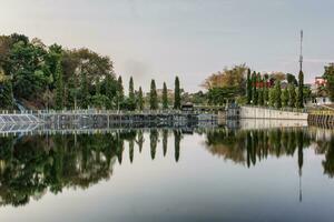 reflexo do reservatório da natureza tambakboyo pela manhã foto