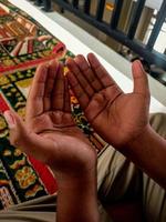 mãos muçulmanas ao rezar foto