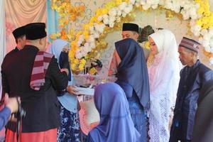 Cianjur regency, west java, indonésia em 12 de junho de 2021, a cultura das oferendas no casamento. cultura de casamento de muçulmanos da indonésia foto