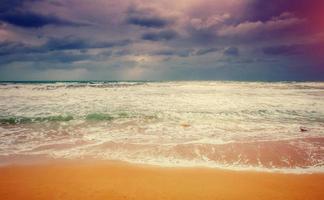 ondas na paisagem do mar um fundo de céu azul foto