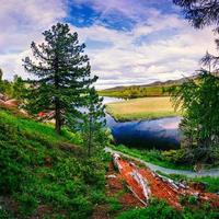 lago entre montanhas foto