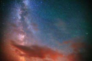 fantástica chuva de meteoros e as montanhas cobertas de neve foto