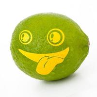 limão sorridente isolado em um fundo branco foto