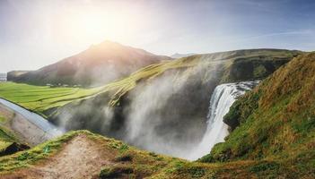 grande cachoeira skogafoss no sul da islândia foto