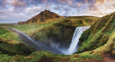 grande cachoeira skogafoss no sul da islândia perto foto