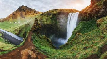 grande cachoeira skogafoss no sul da islândia perto foto