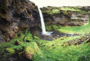 a bela cachoeira na Islândia. foto