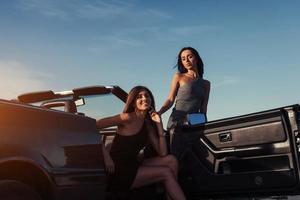 lindas duas garotas são fotografadas na estrada foto