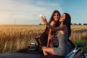 lindas duas garotas são fotografadas na estrada foto