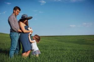 família feliz de três pessoas abraçando nas ruas foto