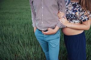 mãos e torso de uma mulher grávida seu marido foto