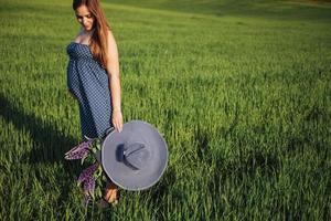 mulher grávida no campo de trigo verde foto