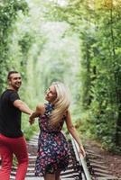 casal apaixonado no amor túnel estrada de ferro foto