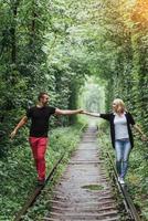 casal apaixonado na estrada de ferro. Ucrânia. foto