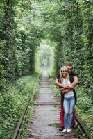 casal apaixonado na estrada de ferro. Ucrânia. foto