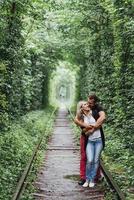 casal apaixonado na estrada de ferro. Ucrânia. foto