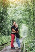 casal apaixonado na estrada de ferro. Ucrânia. foto