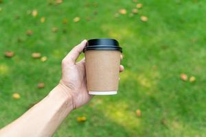 mão segurando o copo de café quente foto