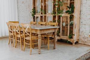 cadeira de madeira vazia e mesa no restaurante