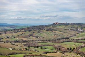 paisagem toscana com casas espalhadas foto