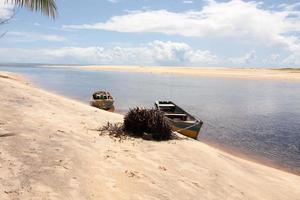 os pequenos barcos de madeira usados para transportar pessoas e turistas através do rio até a ponta do corumbau em prado, bahia, brasil foto