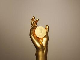 mão dourada segurando um bitcoin