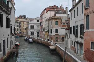 vista do canal em veneza foto