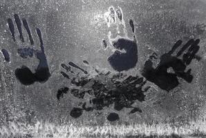 impressões de mãos na janela do carro congelado na noruega. foto