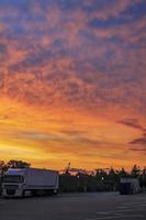 belo pôr do sol colorido com nuvens em algum lugar na Dinamarca. foto