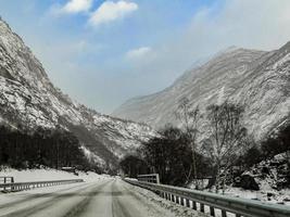 dirigindo pela estrada de neve e paisagem de inverno na noruega. foto