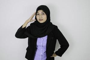 estresse e gesto confuso jovem mulher islâmica asiática usando lenço na cabeça. foto