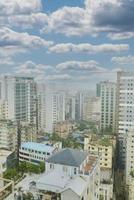 vista de alto ângulo dos edifícios residenciais e financeiros da cidade de dhaka em um dia ensolarado foto