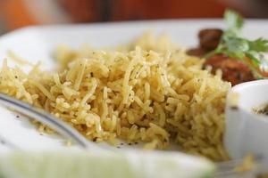 arroz cozido em uma tigela na mesa, close-up, foto