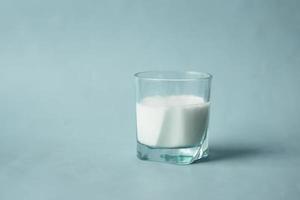 copo de leite fresco na mesa foto