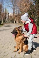 menino andando com um animal de estimação foto