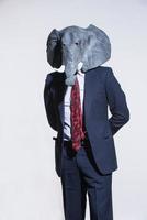 homem com uma máscara de elefante em um fundo claro foto