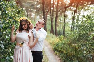 casal feliz em um mundo de beleza de floresta de pinheiros foto