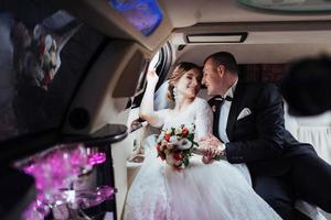 feliz homem e mulher sorrindo regozijando-se no dia do casamento foto