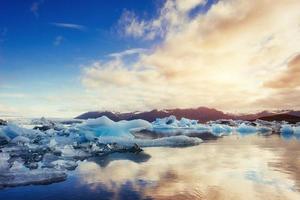 icebergs no lago glacial com uma montanha foto