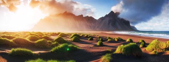 pôr do sol mágico em uma praia de areia. mundo da beleza. Peru foto