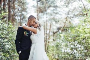 noivo em um parque no dia do casamento foto