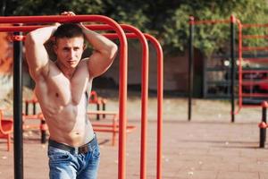 forte jovem atleta engajado no playground foto