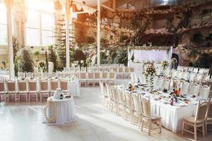 sala luxuosa do restaurante para celebrar um casamento foto