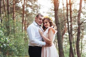 casal feliz em um mundo de beleza de floresta de pinheiros foto